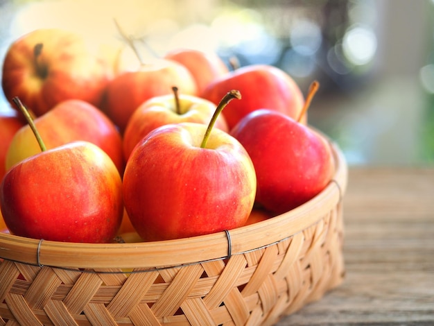 Pomme rouge fraîche dans le panier