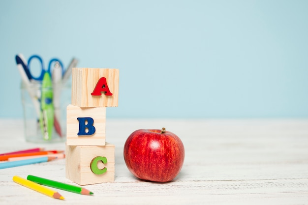 Photo pomme rouge fraîche et fournitures scolaires