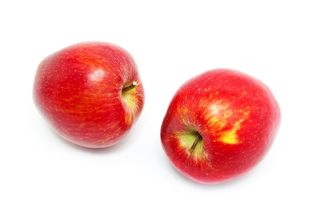 Pomme rouge fraîche isolé sur blanc