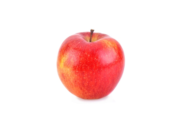 Pomme rouge fraîche isolée sur blanc.