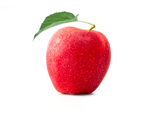 Pomme rouge fraîche isolée