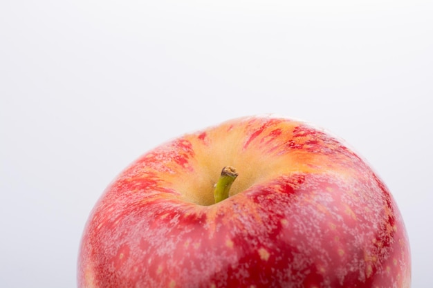 Pomme rouge fraîche avec des points en vue rapprochée