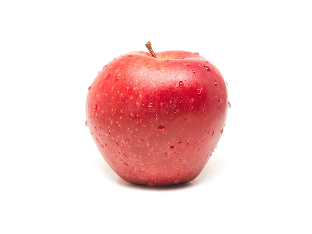 Pomme rouge fraîche unique avec des gouttes d'eau isolé sur fond blanc