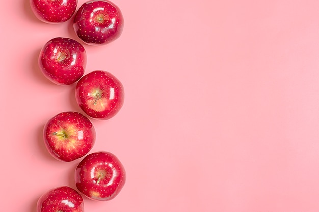 La pomme rouge fraîchement récoltée se situe sur la tendance millénaire de la tendance rose. Fruit Naturel Biologique