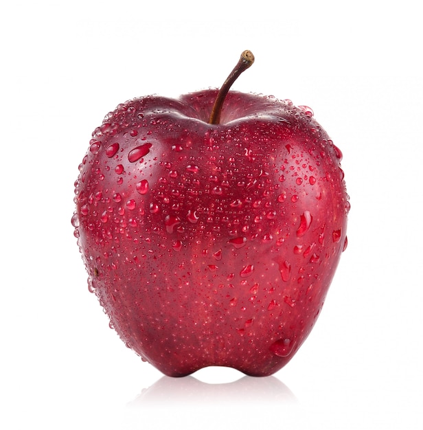 Pomme rouge avec des gouttes d'eau sur fond blanc