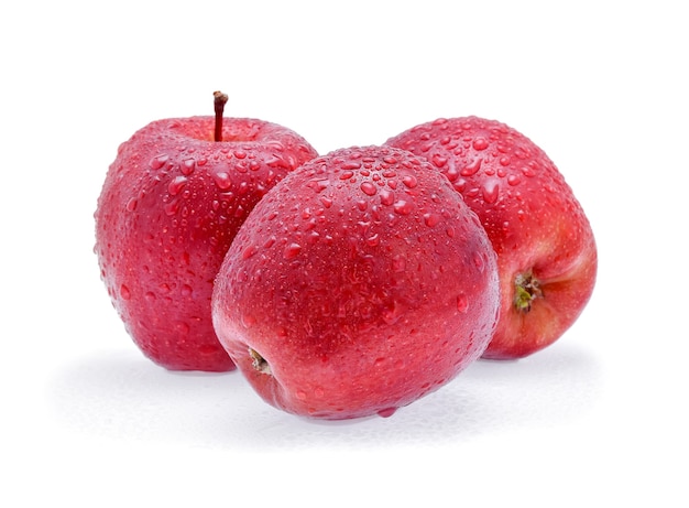 Pomme rouge avec des gouttes d'eau isolé sur blanc