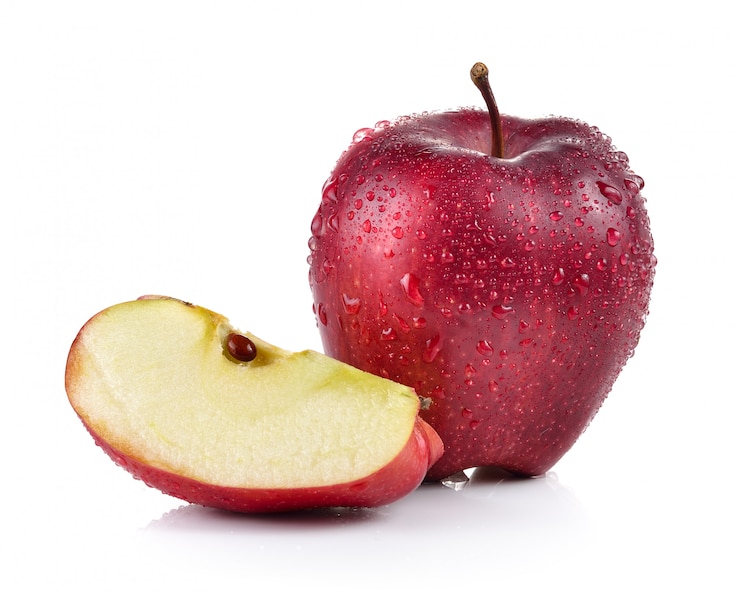 Photo pomme rouge avec des gouttes d'eau isolé