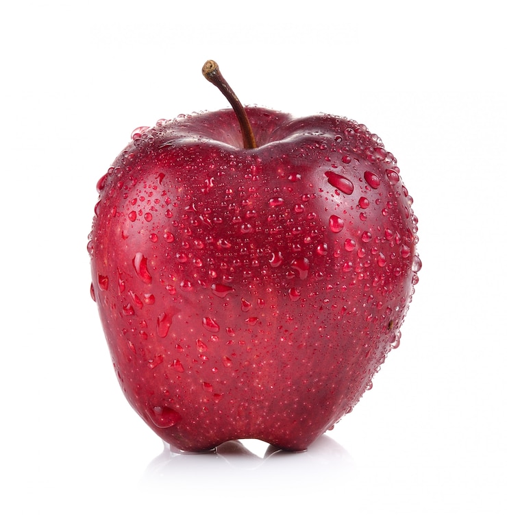 Photo pomme rouge avec des gouttes d'eau isolé