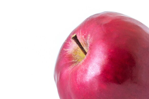 Pomme rouge gros plan sur fond blanc