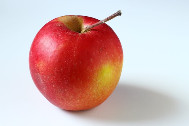 Pomme rouge Idared sur une surface blanche