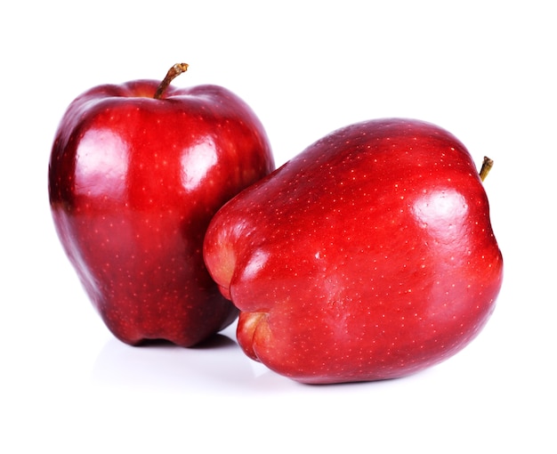 pomme rouge isolé sur blanc