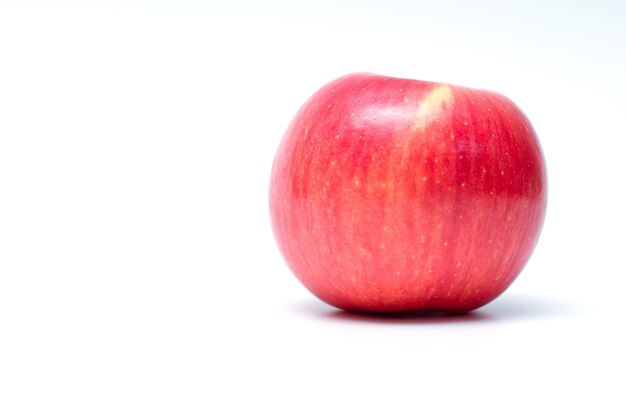 Pomme rouge isolée sur blanc. Chemin de détourage de pomme