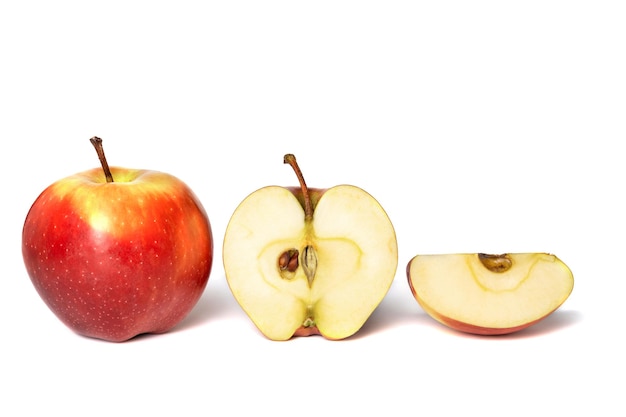 Pomme rouge isolée. Pomme rouge entière, moitié et tranche isolées sur fond blanc