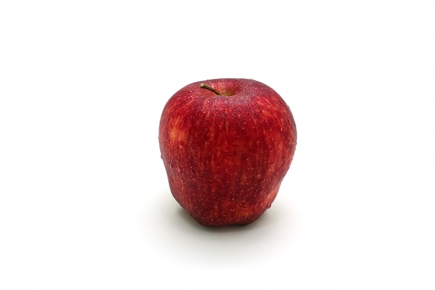 Pomme rouge isolée tranchée sur une surface blanche