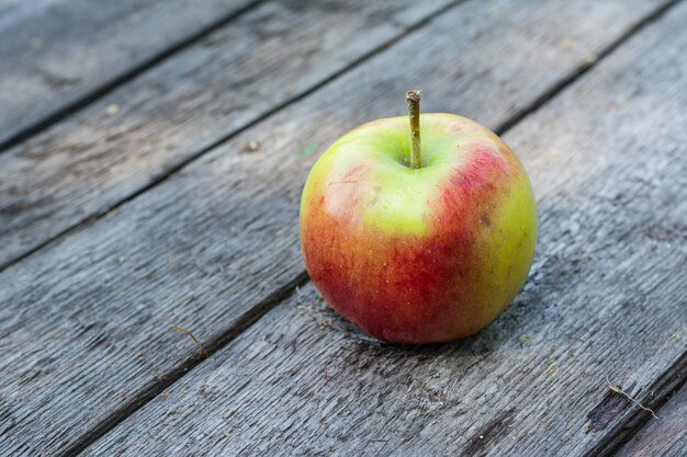 pomme rouge et jaune