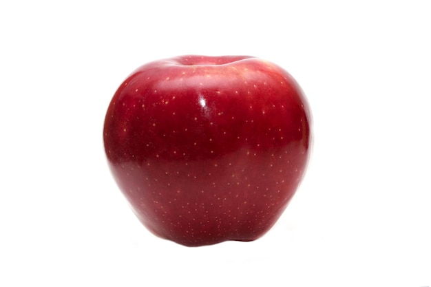 Pomme rouge juteuse sur fond blanc