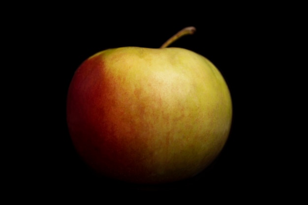 Pomme rouge juteuse. Fond noir. Alimentation saine et nutrition végétalienne. Fermer.