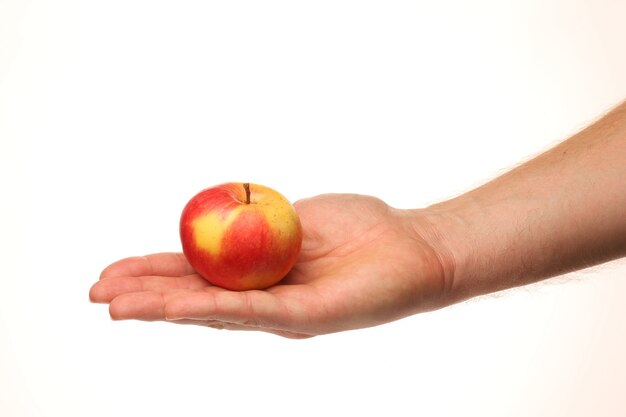 Pomme rouge en main isolé