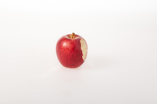 Pomme rouge mordue isolé sur fond blanc