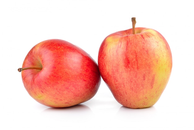 Pomme rouge sur mur blanc