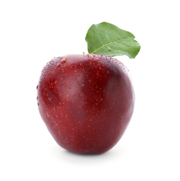 Pomme rouge mûre sur fond blanc