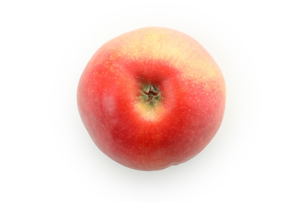Pomme rouge mûre isolée sur blanc