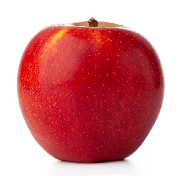 Pomme rouge mûre isolée sur blanc