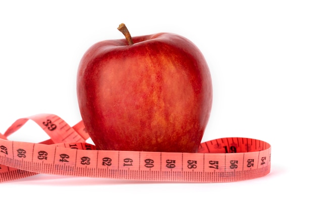 Pomme rouge mûre et mètre de mesure