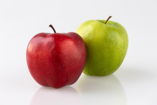 Pomme rouge et pomme verte sur fond blanc