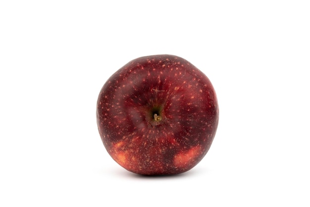 pomme rouge sucrée isolée sur fond blanc