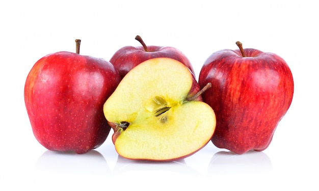 Pomme rouge sur une surface blanche