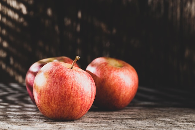 Pomme rouge sur la table