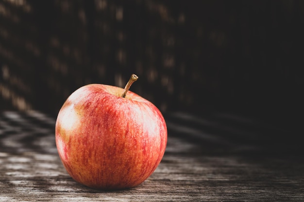 Pomme rouge sur la table