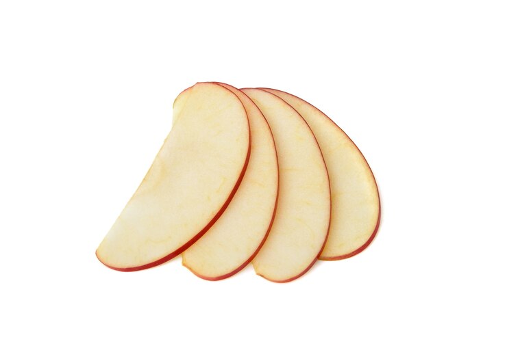 Pomme rouge en tranches isolé sur un espace blanc