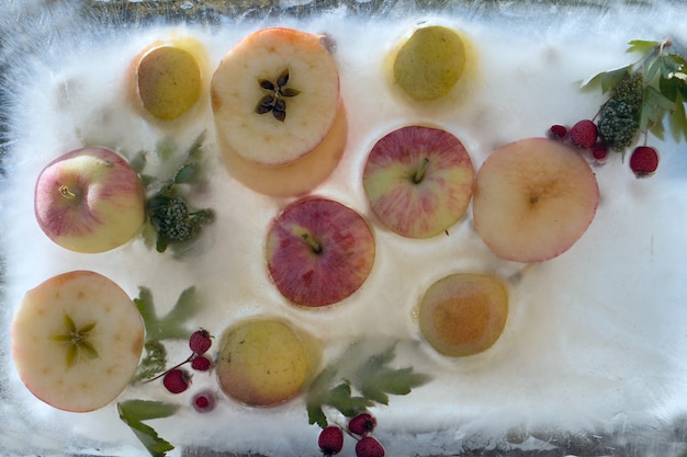 Pomme de saison fraîche de fond congelée dans la glace