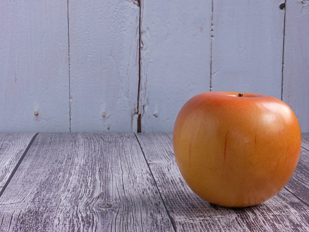 La pomme sur la table en bois pour le concept de nourriture ou de santé