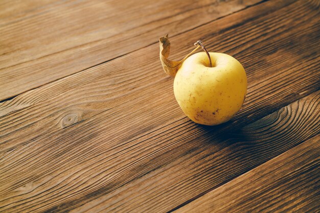 Pomme sur une table en bois