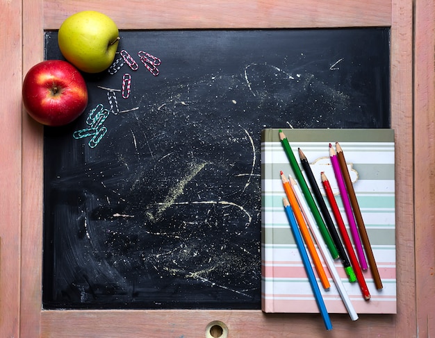 Pomme et tableau.