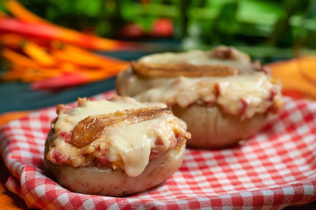 Pomme de terre anglaise farcie au fromage jambon et banane