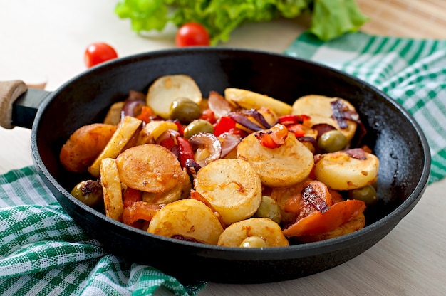 Pomme de terre au four avec des légumes dans une poêle