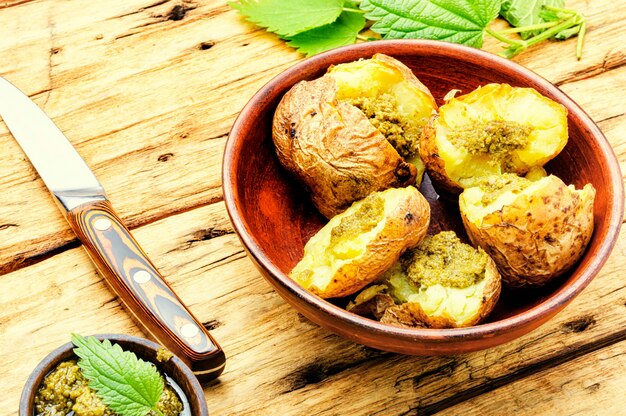 Pomme de terre au four maison avec des verts.