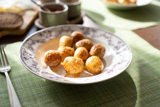 Pomme de terre cerise au four sur une assiette