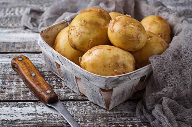 Pomme de terre crue dans le panier. Mise au point sélective