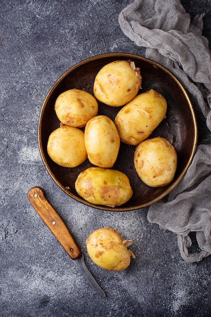 Pomme de terre crue dans le panier