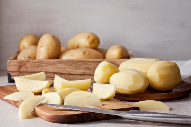 Pomme de terre fraîchement pelée, prête pour la cuisson. Ingrédient pour la recette