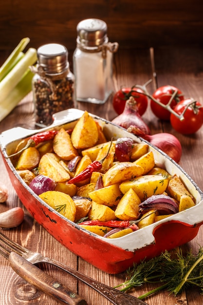 Pomme de terre frite rustique. Mise au point sélective.