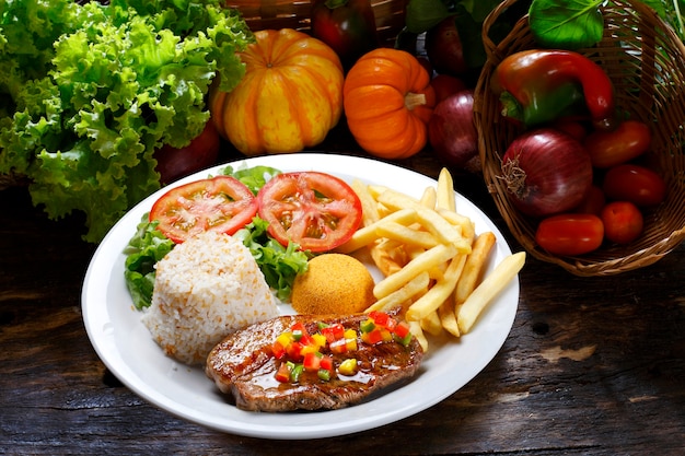 Pomme de terre Picanha avec du riz et des haricots conducteur