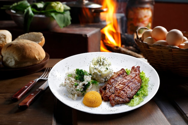 Pomme de terre Picanha avec du riz et des haricots conducteur