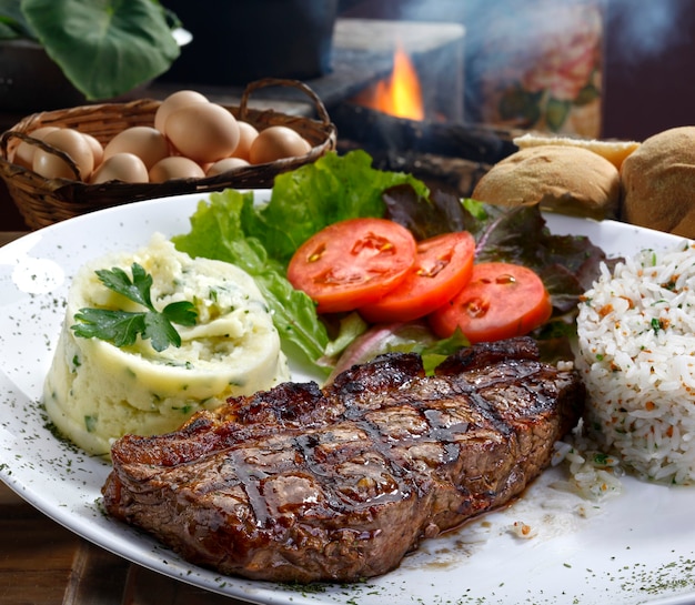 Pomme de terre Picanha avec du riz et des haricots conducteur