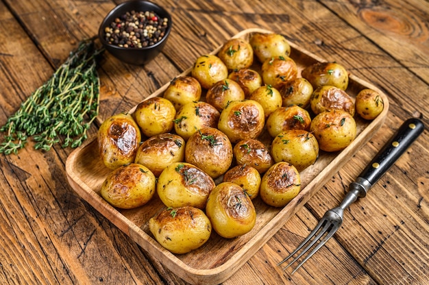 Pomme de terre rôtie au thym et sel.